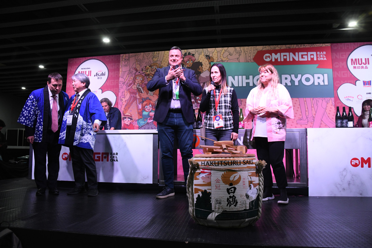 Kagami biraki: Inauguración del barril de sake y brindis con las autoridades